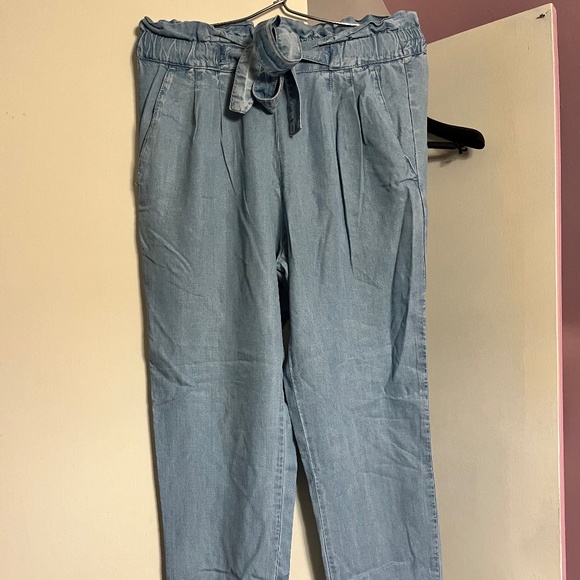 STRADIVARIUS LIGHT BLUE WASH FLOWY JEANS STYLE PANTS SIZE SMALL - Picture 1 of 5